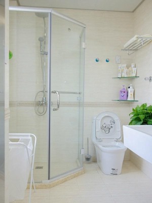 卫生间：以米白色为主，做了个干湿分离的玻璃隔断，业主反馈超喜欢。