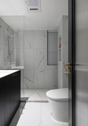 卫生间很宽敞，以爵士白为主感觉很透亮，用黑色浴室柜做点缀，简单大方上档次。