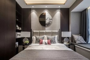 卧室采用中式元素在床头背景墙上做了个圆形装饰，筒灯的搭配使卧室更温馨。