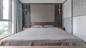 卧室布置简单朴素的陈设，让人感到很舒适。