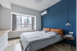 卧室床头背景墙用蓝色点缀，进屋给人不一样的感觉。