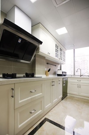 廚房采用米白色為主的地柜和吊柜顯得廚房干凈整潔。