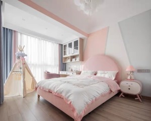 粉色系儿童房，弧形床头与拼色背景墙，搭配趣味床头柜与小帐篷，给孩子创造一个充满童趣的空间