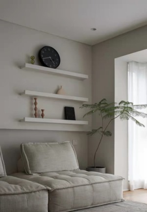 不需要复杂的石膏造型，沙发背景墙墙面错层设计+置物架的组合形式，让墙面和谐不是单调。