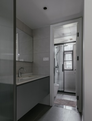 卫生间做三分离设计，洗漱区、淋浴区、马桶区相互独立，配合净洁的材质和有序的储物，整个空间明亮通透.