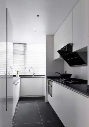 厨房的设计很舒适光线很重要显得厨房很透亮。