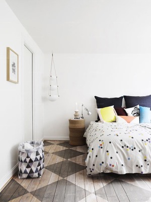 卧室效果图    朴实简单的北欧卧室里没有过多的装饰与摆设，去繁崇简，彰显极简主义者简单的生活追求
