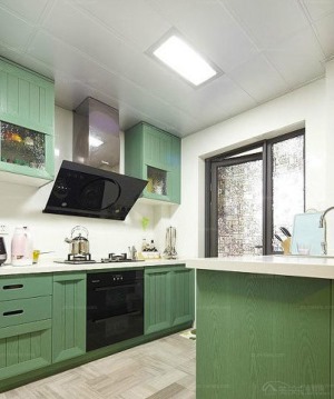 厨房效果图  绿色代表着大自然的清新，大地的灵气。以绿色为主色调的厨房散发着花草的芬芳
