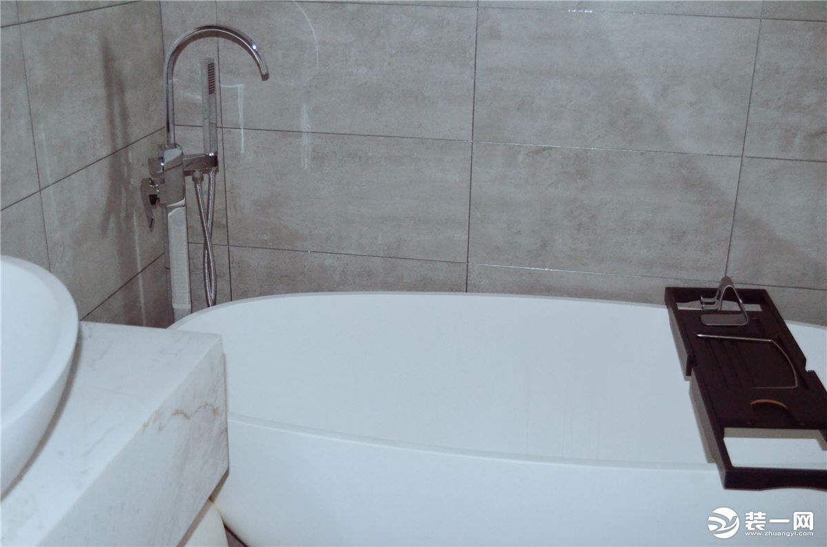 宁波浪琴屿装饰中海国际110平三居室现代风格家装实景图卫浴间