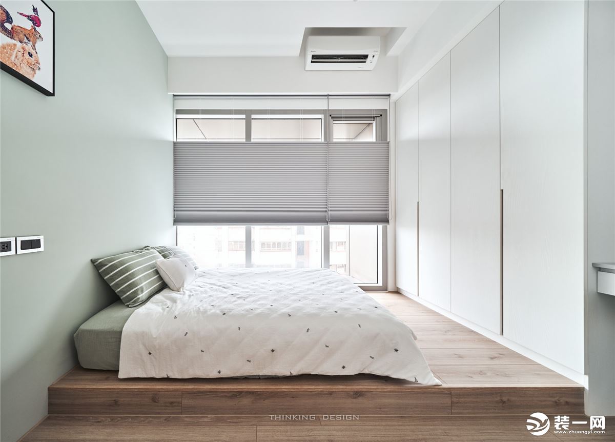 卧室延续的客厅的风格设计，浅色系与原木的结合，没有过多的搭配，感受到温馨舒适。