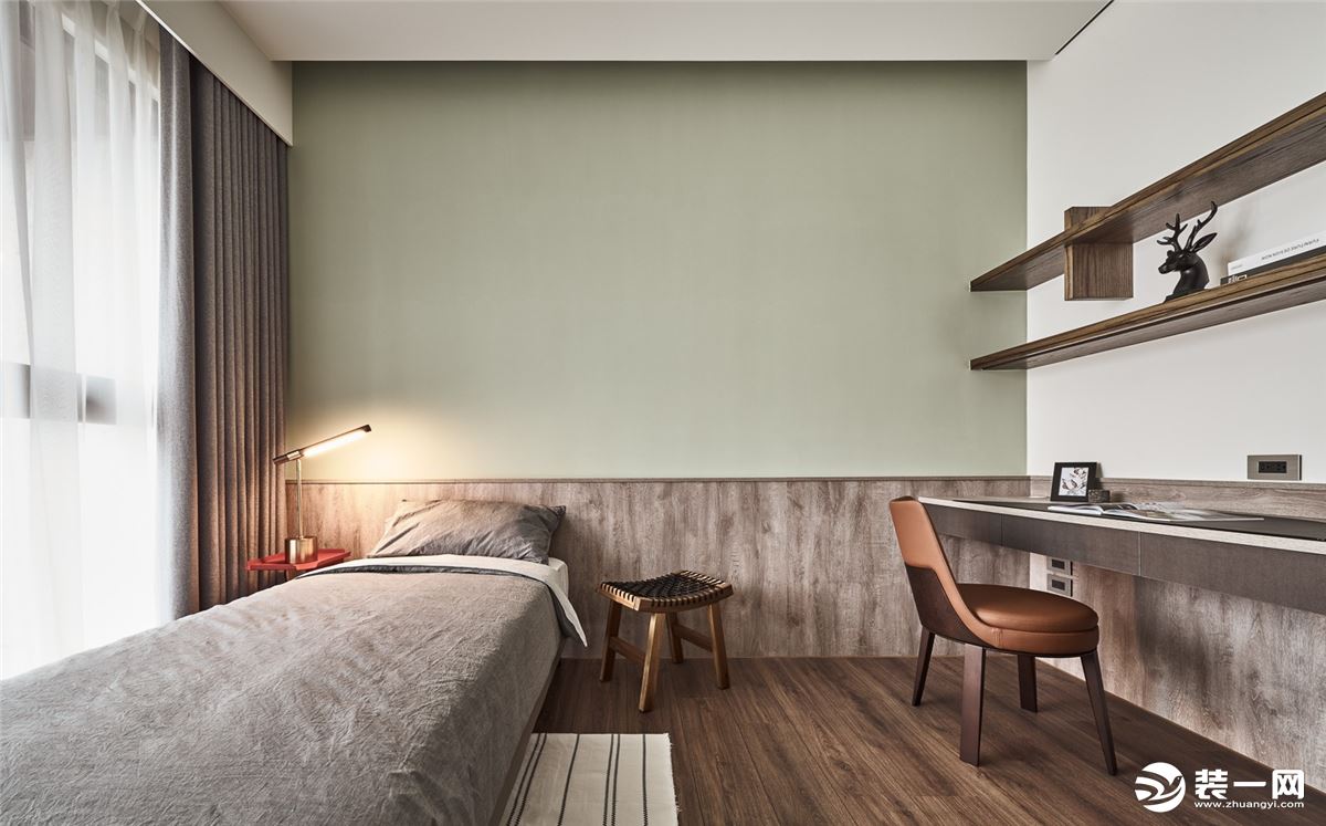 次卧面积不是特别大，一张单人小床，简约的书桌，搭配上浅绿色的背景墙，感受自然与放松。