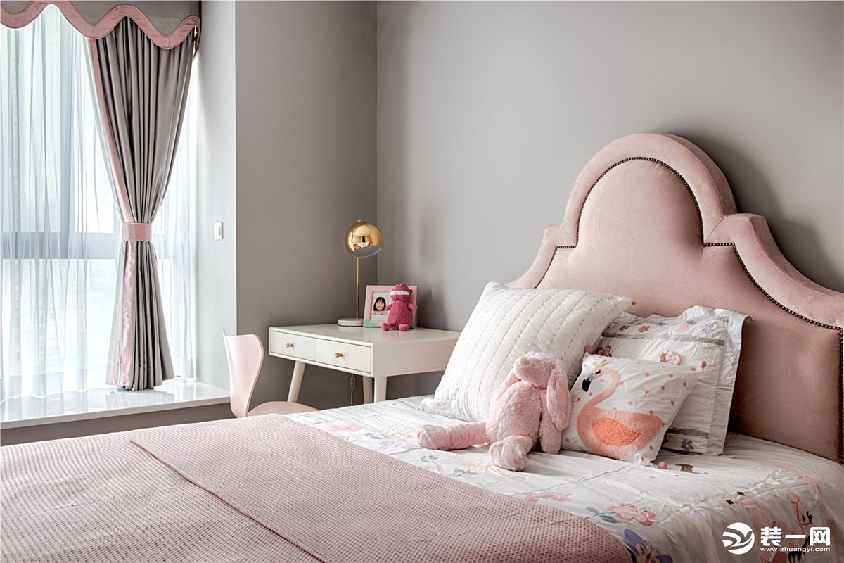 儿童房延续着整体的色调，浅灰色的背景墙与粉色的搭配，粉嫩可爱，是小女生的房间。