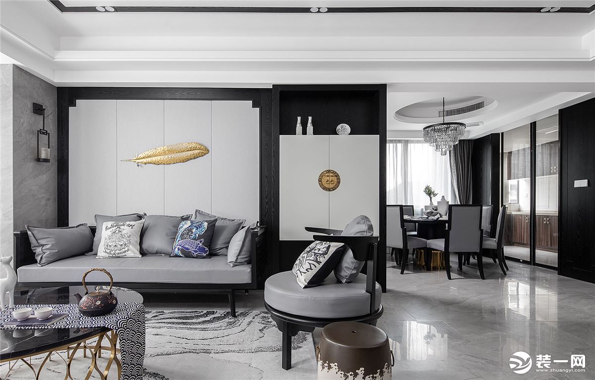 客厅以黑白灰三色为主，加入金色的点缀，背景墙的金色羽毛造型，是空间的闪耀点，吸引着目光。