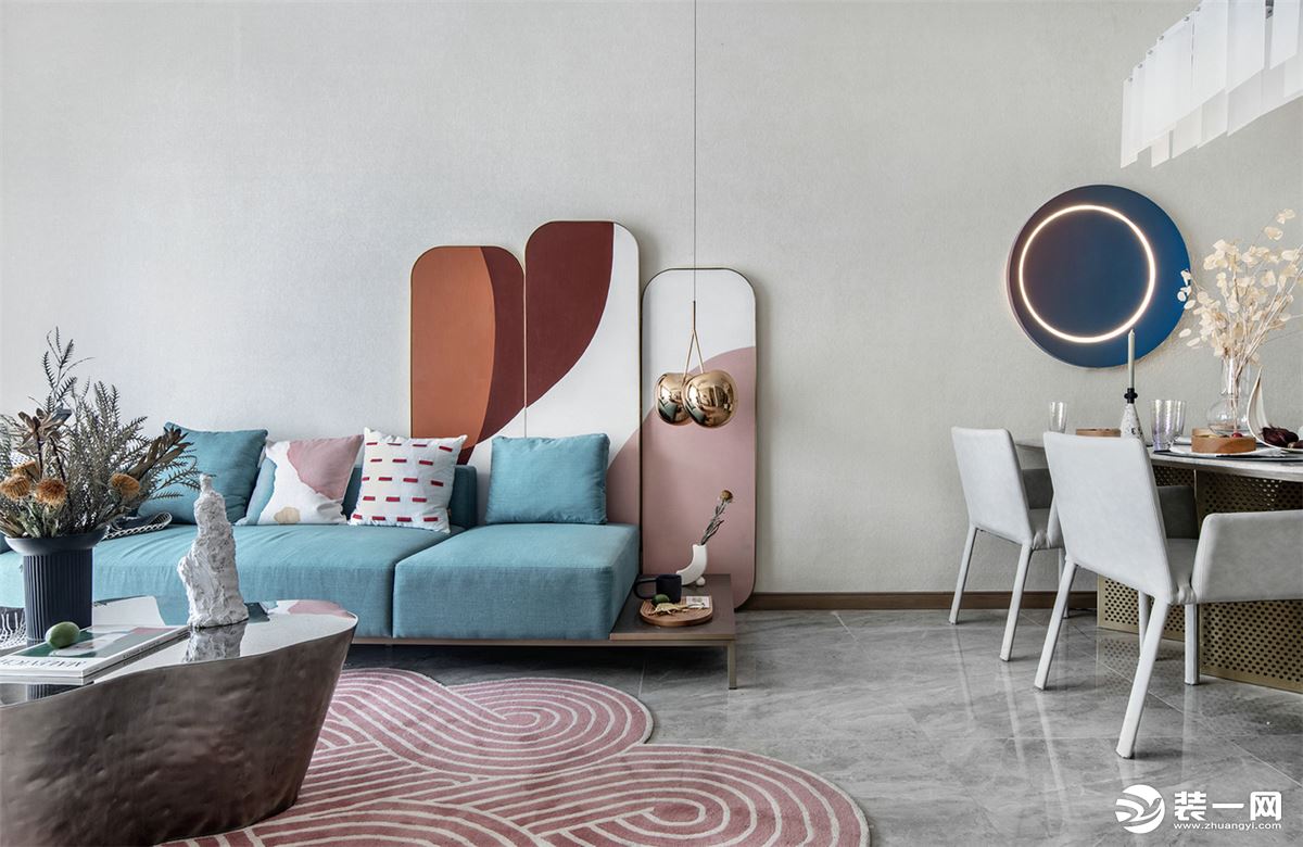 客厅多彩的搭配蓝色与粉色的搭配，加入黄铜的配饰，少女的清新感与质感，在空间都展现出来了。