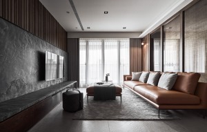 客厅以大理石和原木作为搭配， 柔软的皮质沙发，像太妃糖一样的丝滑，中间一个正方形的单人沙发，可以用来