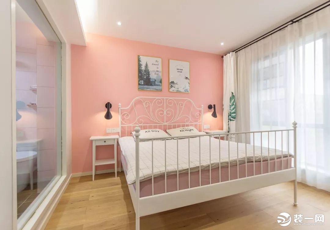 主卧室被打造成了一个公主床，白色铁艺床和粉色的墙面，落地窗搭配白色的纱帘，整个卧室都给人一种浪漫、可