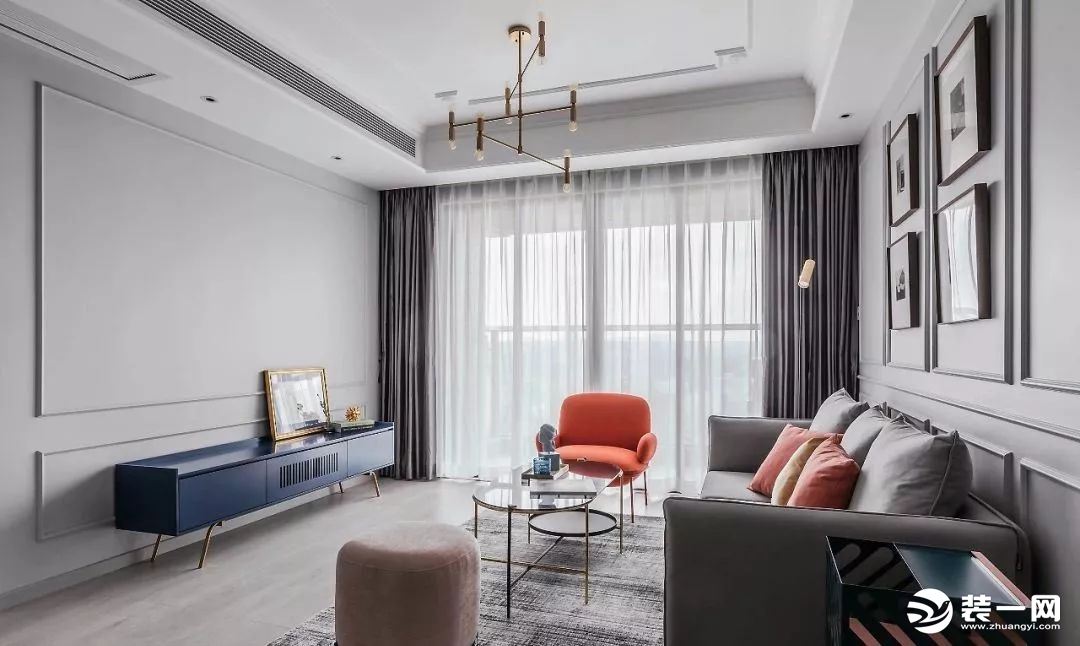 鲜艳的色彩为空间注入活力 沙发背景墙上的组合装饰画简洁干净