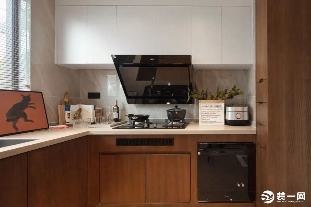厨房的橱柜是深木色的，吊柜则是净白色的，让空间显得更加稳重而不压抑。L字形的操作台，则是为主人提供了