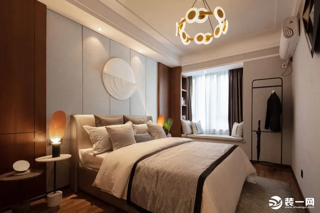 天花装一盏环形灯体的多光源吊灯，床尾角落摆一个衣帽架，也为卧室提供了一个实用优雅的空间体验。