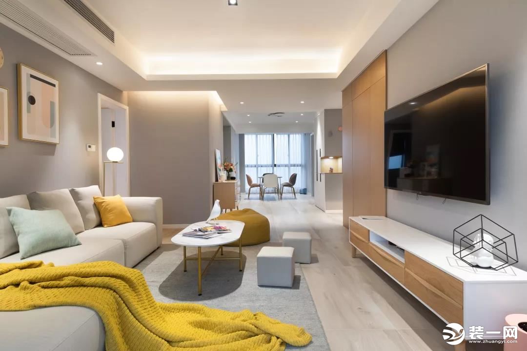 客厅空间在灰色调的墙面基础，整体现代简约的家居布置，呈现出一个轻松自然的氛围感。