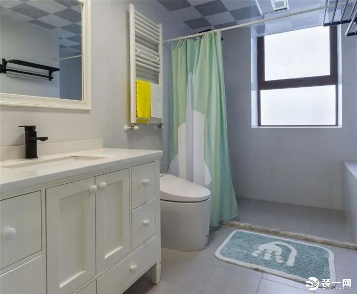  卫生间空间比较大，米白色的瓷砖搭配乳白色浴柜，整体清爽干净。角落镶嵌浴缸，节省空间。单独的淋浴区采