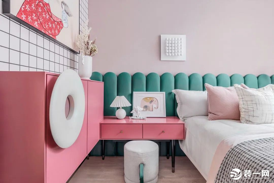 儿童房粉色系空间，背景墙与收纳柜呼应，马卡龙绿色+粉色的搭配，营造清新舒适的睡眠空间。