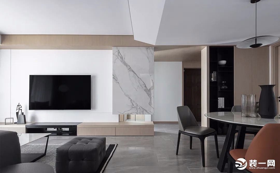 电视墙简洁净白的墙面基础，定制上一个地台式电视柜，加入壁挂电视机，最右侧装上一块雅白的大理石材质装饰