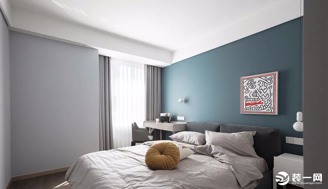 儿童房在蓝色床头墙的基础挂上一幅抽象素描画，布置简约灰色的床铺与白色干净的床单，搭配一张黄色的小抱枕