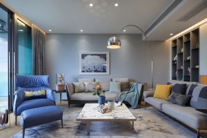 沙发墙的蓝白色天空主题挂画，边几上粉色的小摆饰，也让空间显得更加浪漫情趣而活力。