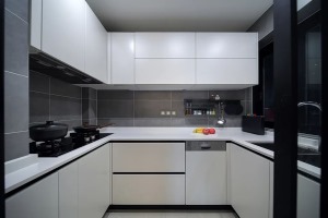 厨房灰色墙面地面砖，装上白色定制橱柜，结合黑色电器、五金与推拉门，黑白灰的空间，显得简约清爽而大方，