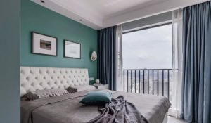 卧室跳出内敛的灰色调 墙面采用绿色装点