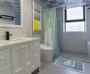  卫生间空间比较大，米白色的瓷砖搭配乳白色浴柜，整体清爽干净。角落镶嵌浴缸，节省空间。单独的淋浴区采