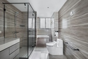 主人卫生间面积稍大，设置了洗手盆、马桶、淋浴房与浴缸，墙面贴上木纹理的瓷砖，也让空间显得更加实用而优