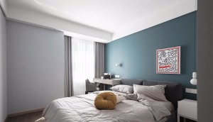 儿童房在蓝色床头墙的基础挂上一幅抽象素描画，布置简约灰色的床铺与白色干净的床单，搭配一张黄色的小抱枕
