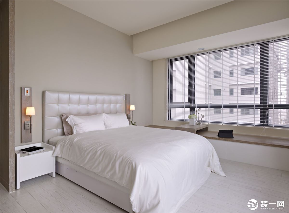 卧室，卧室使用温和的米白色，简约的床头柜，节省空间又便于储存，飘窗上设计一个简单的小桌，空闲了可以看