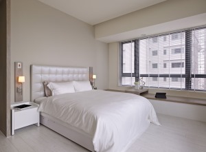 卧室，卧室使用温和的米白色，简约的床头柜，节省空间又便于储存，飘窗上设计一个简单的小桌，空闲了可以看