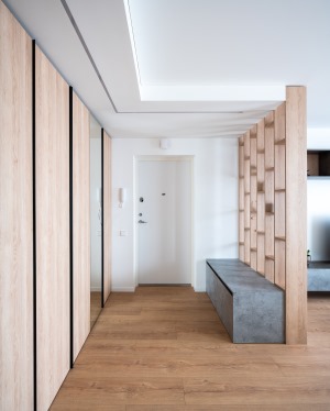 风格的设计特点还主要体现在室内墙面、地面、顶面及家具陈设上