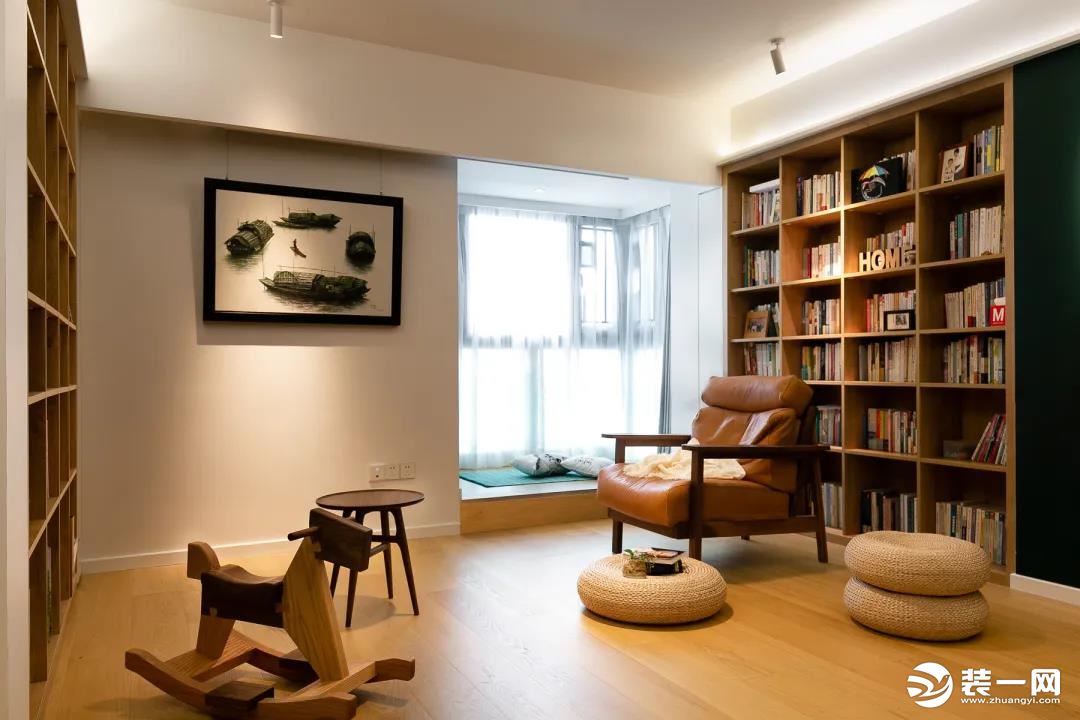 客厅，一改常态的电视墙设计，两边都涉及了到顶的大书柜，再配上棕色软包座椅，和三两蒲团，看书氛围提升了
