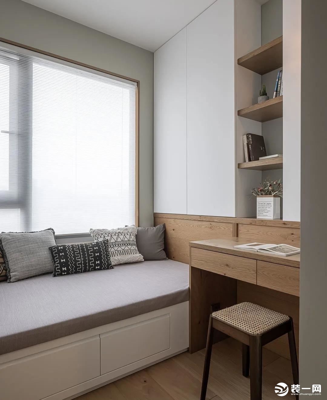 书房，贴墙做了床体的设计的同时再搭配上木质的小书桌和床尾的衣柜，使得整个空间充满自然的气息
