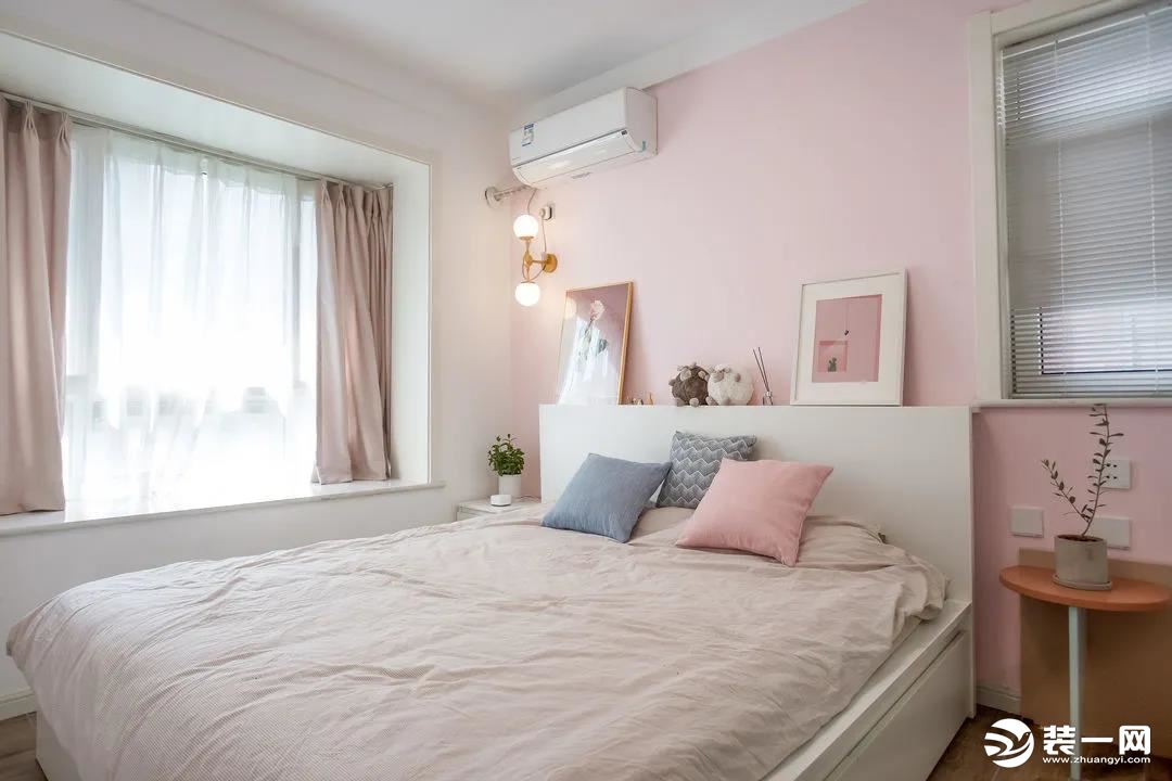 主卧，粉色的床头简约与浪漫两种气息在主卧空间和谐共处，考虑到衣柜顶部落灰问题就做了通顶衣柜，提高空间