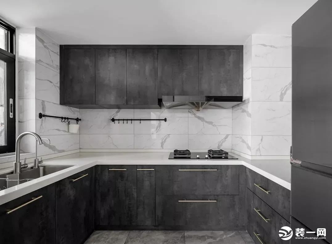 厨房，采用U型设计+经典黑白灰色系进行搭配，让整个空间看起来更有层次感