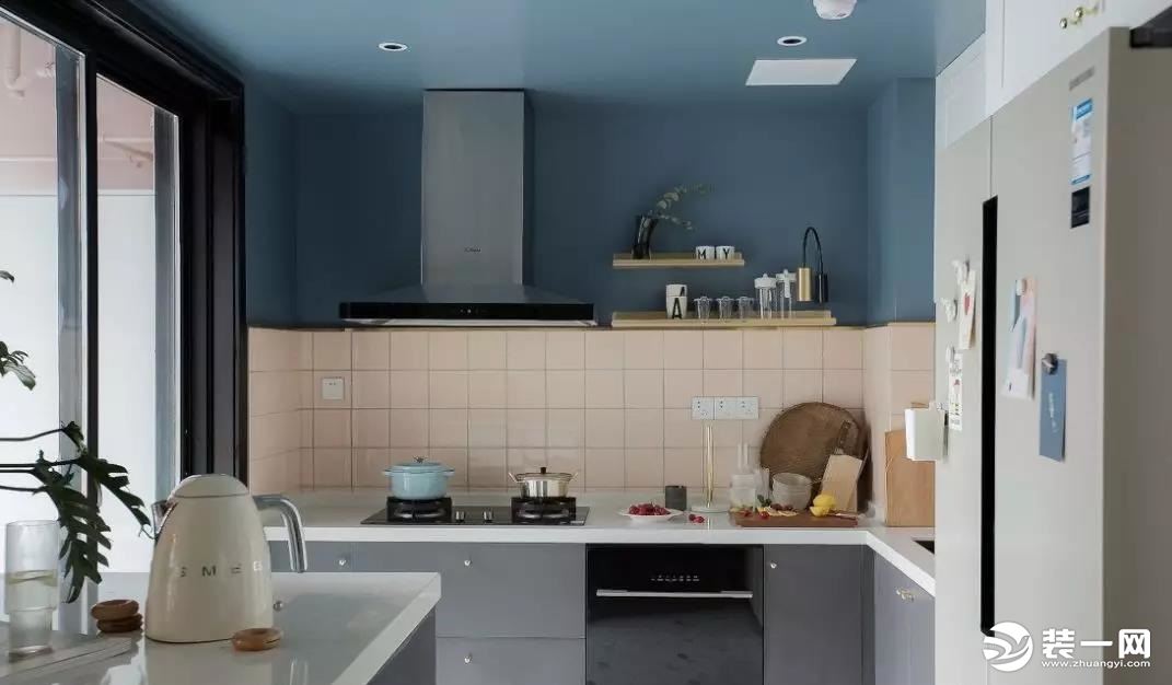 厨房，选择不同饱和度的蓝灰+裸粉这两种色调巧妙的划分了空间层次