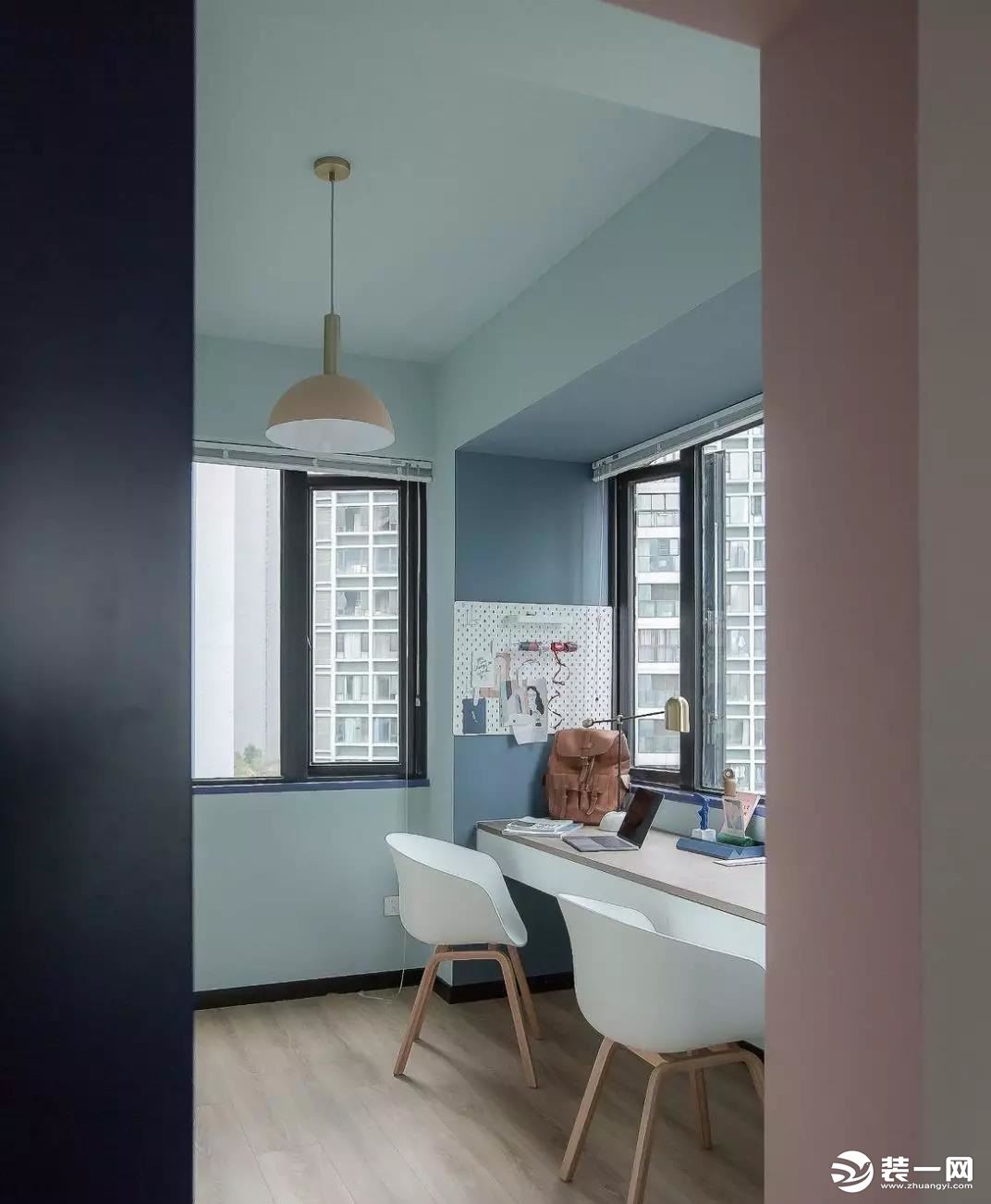 书房，墙面采用浅灰蓝+深邃灰蓝这两种色调进行搭配，保证了整个空间的色彩统一性与协调感