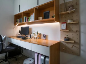 书房，以榻榻米形式整合从而提高空间利用率，原木色与白色揉合的书桌柜增加了自然简约的气息