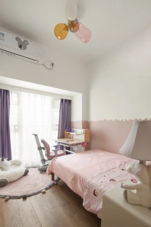 儿童房，原木床和木地板以及粉色系元素的加入，使其营造出了一种童话般的氛围感