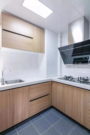 厨房，木质橱柜+白色的墙面砖这两种的搭配，使得整个空间显得干净而又自然
