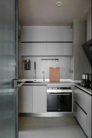 厨房，铁艺磨砂玻璃门的采用大大增加了采光性的同时让空间显得更加宽阔整洁