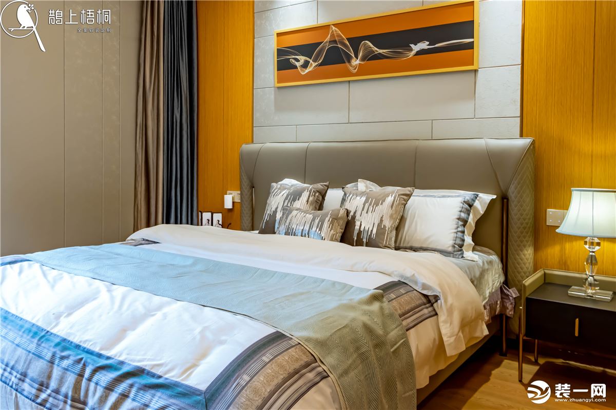 卧室背景墙的色彩调配结合房间，散发着一种典雅与尊贵的气质。