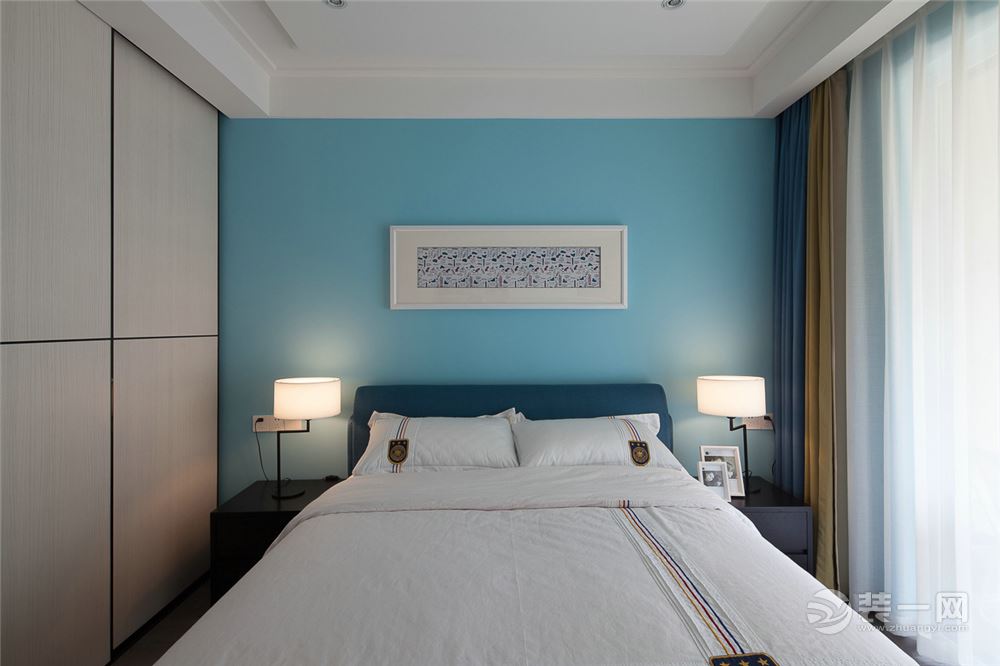 卧室：采用的蓝色床头背景墙，让屋子多了一抹色彩。