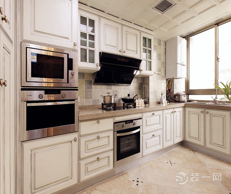 厨房，橱柜、吊柜，紧凑的占满空间，显示了生活的主线